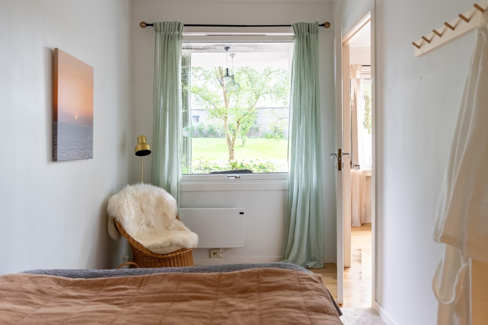 Soverommet vender mot den rolige gaten og balkongen. Galleribilde