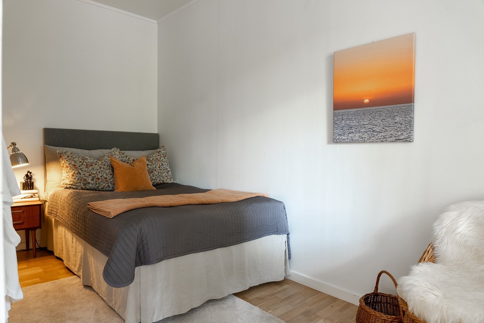 Et praktisk soverom med plass til dobbeltseng med tilhørende nattbord og kommode/klesskap. Galleribilde