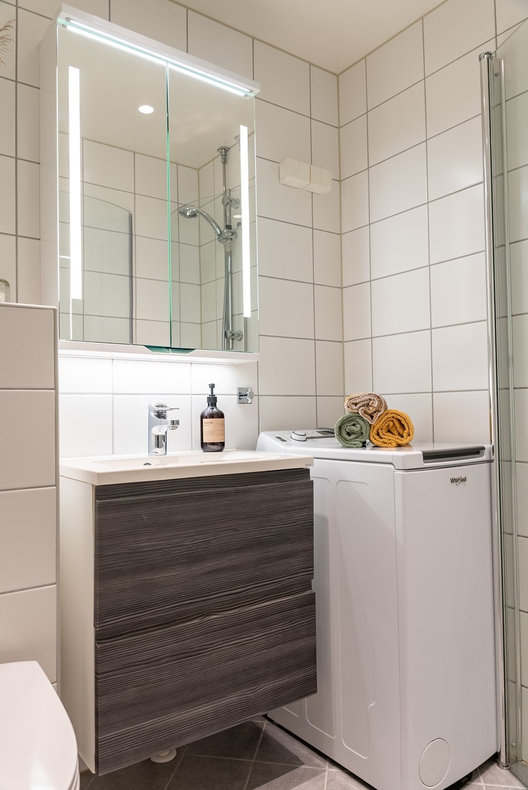 Det er opplegg for vaskemaskin på badet. Vaskemaskin medfølges ved salg. Galleribilde