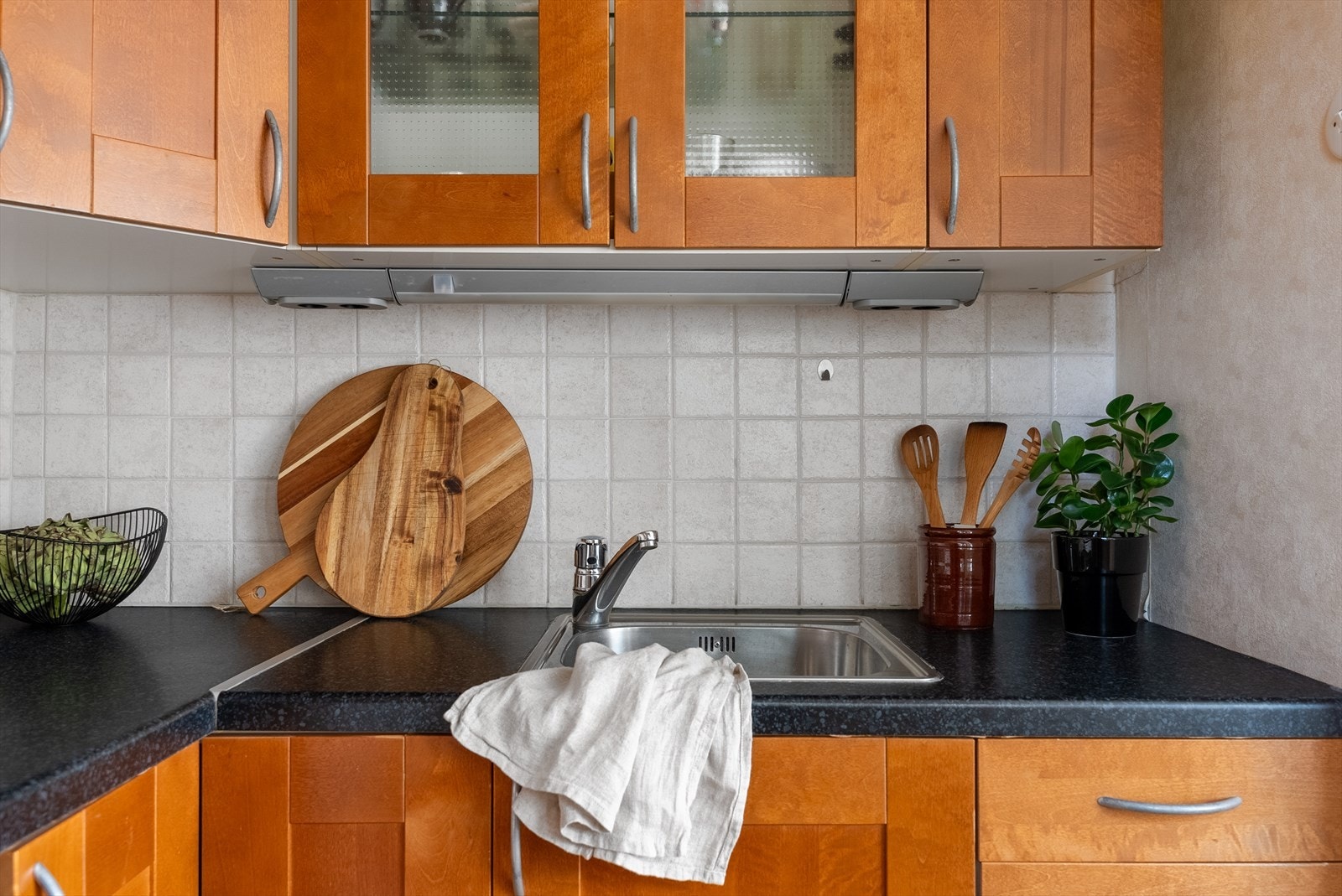 Under overskapene er det montert ekstra belysning for godt med arbeidslys. Galleribilde