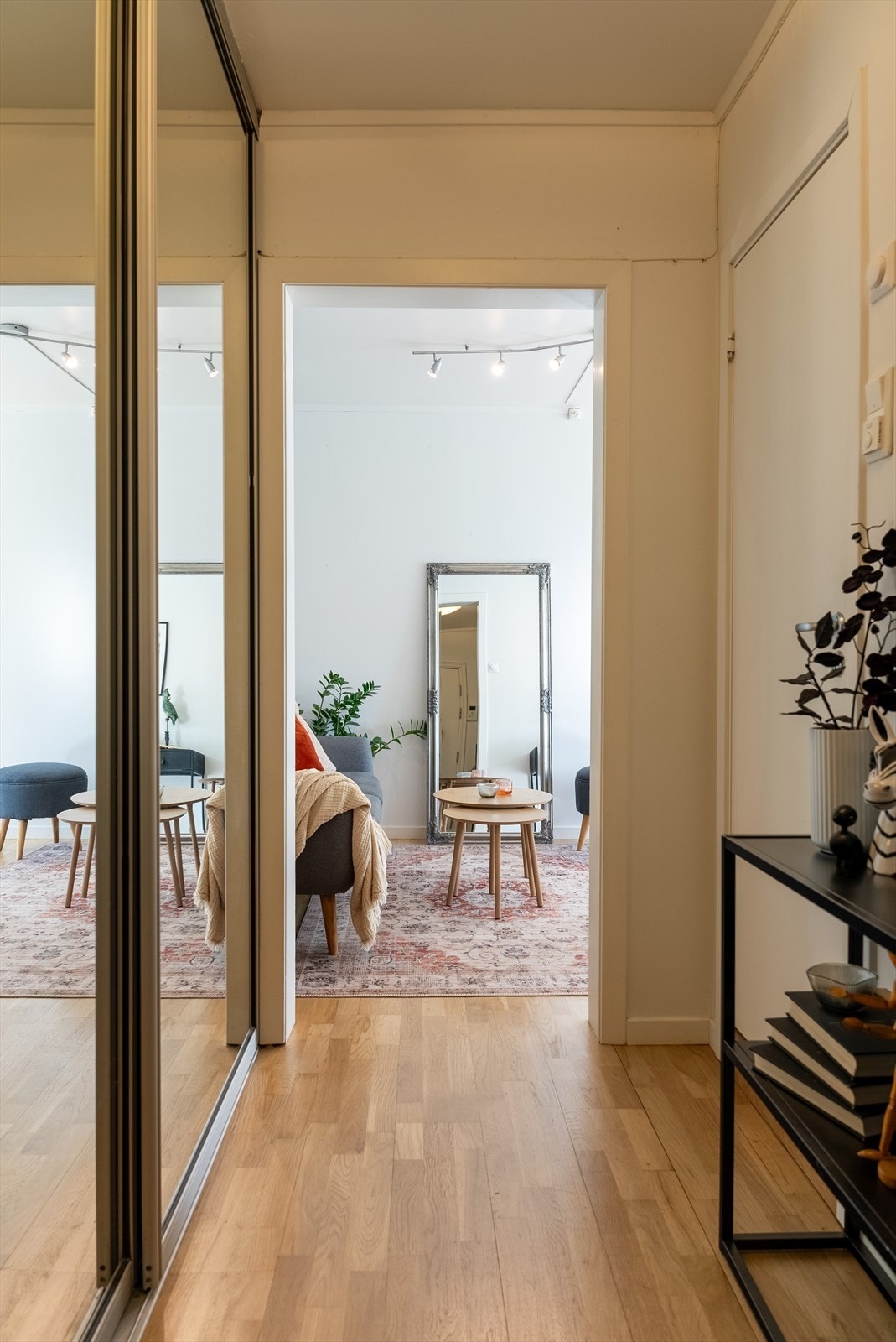 Det er montert en praktisk skyvedørsgarderobe med speil, som kan brukes til lagring av klær og yttertøy. Galleribilde