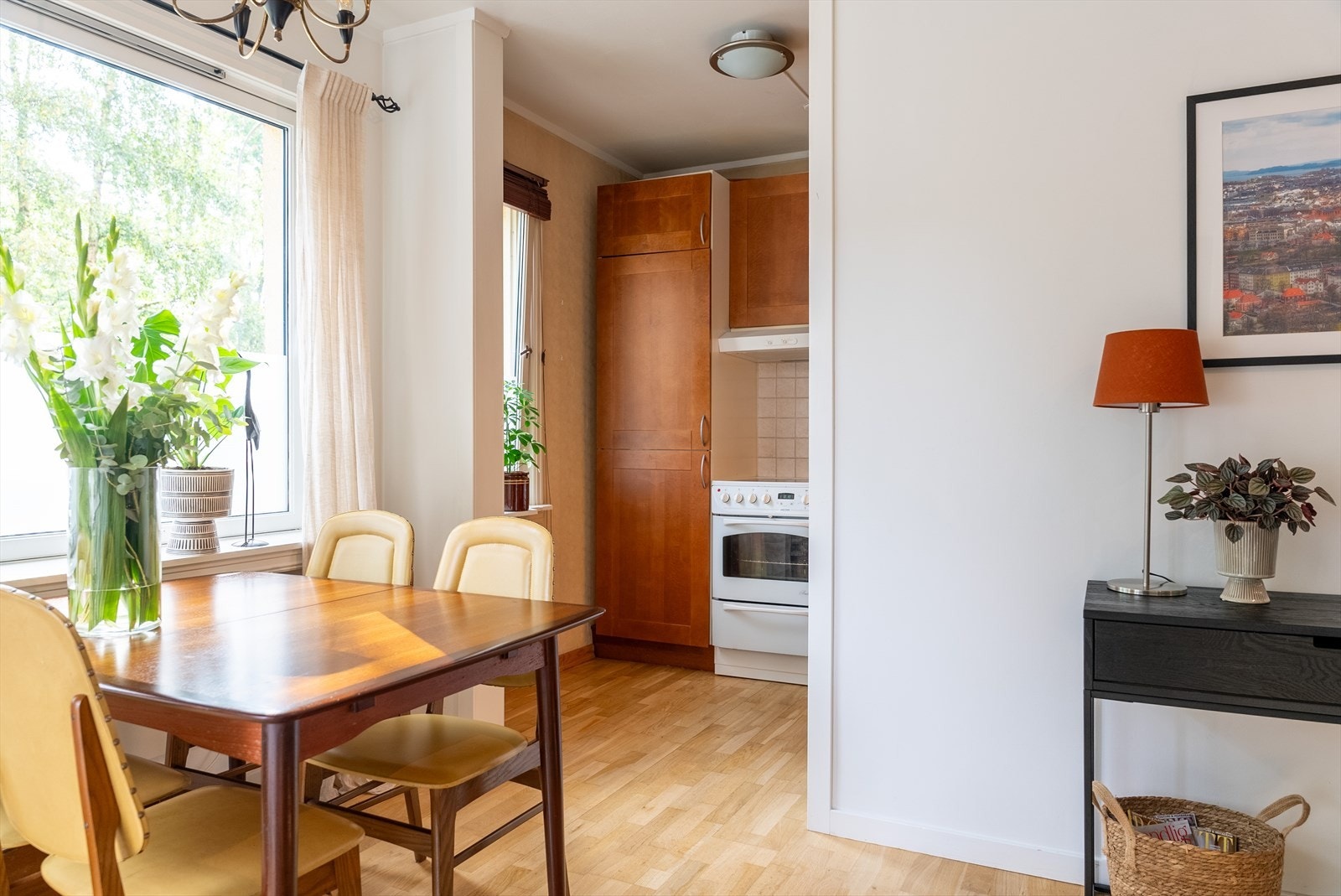 I tilknytning til spisestuesonen tar du deg til kjøkkenet. Galleribilde