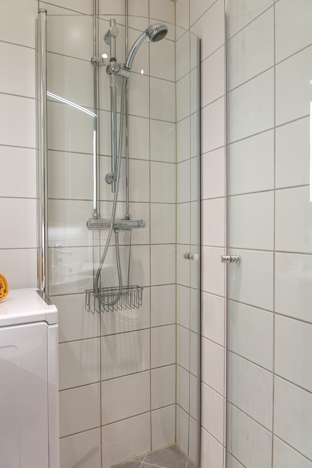 Badet har naturlig avtrekksventilasjon og varmekabler i gulvet. Galleribilde