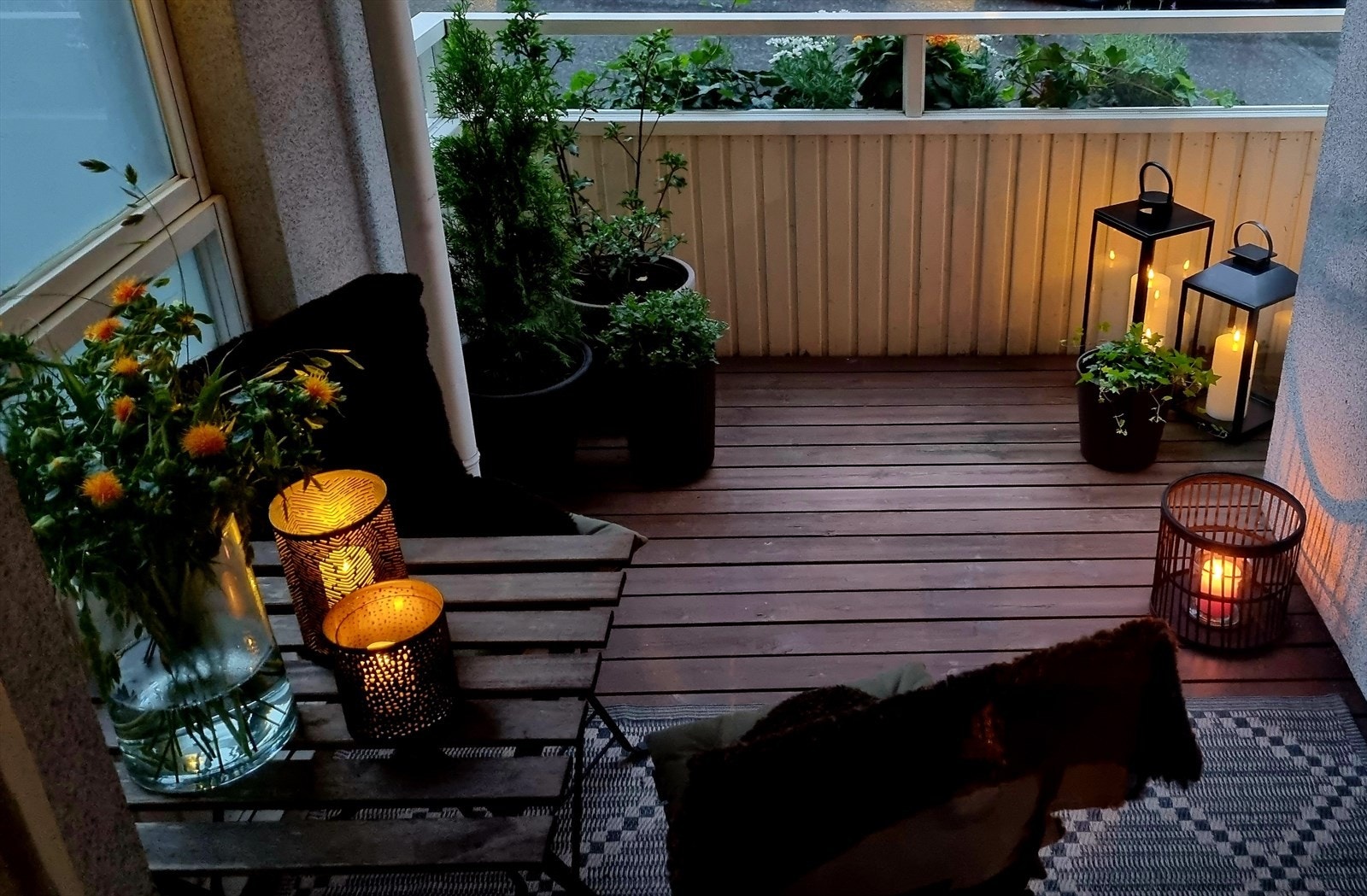 Balkongen like hyggelig på dagtid som på kvelden. Selgers private bilde. Galleribilde