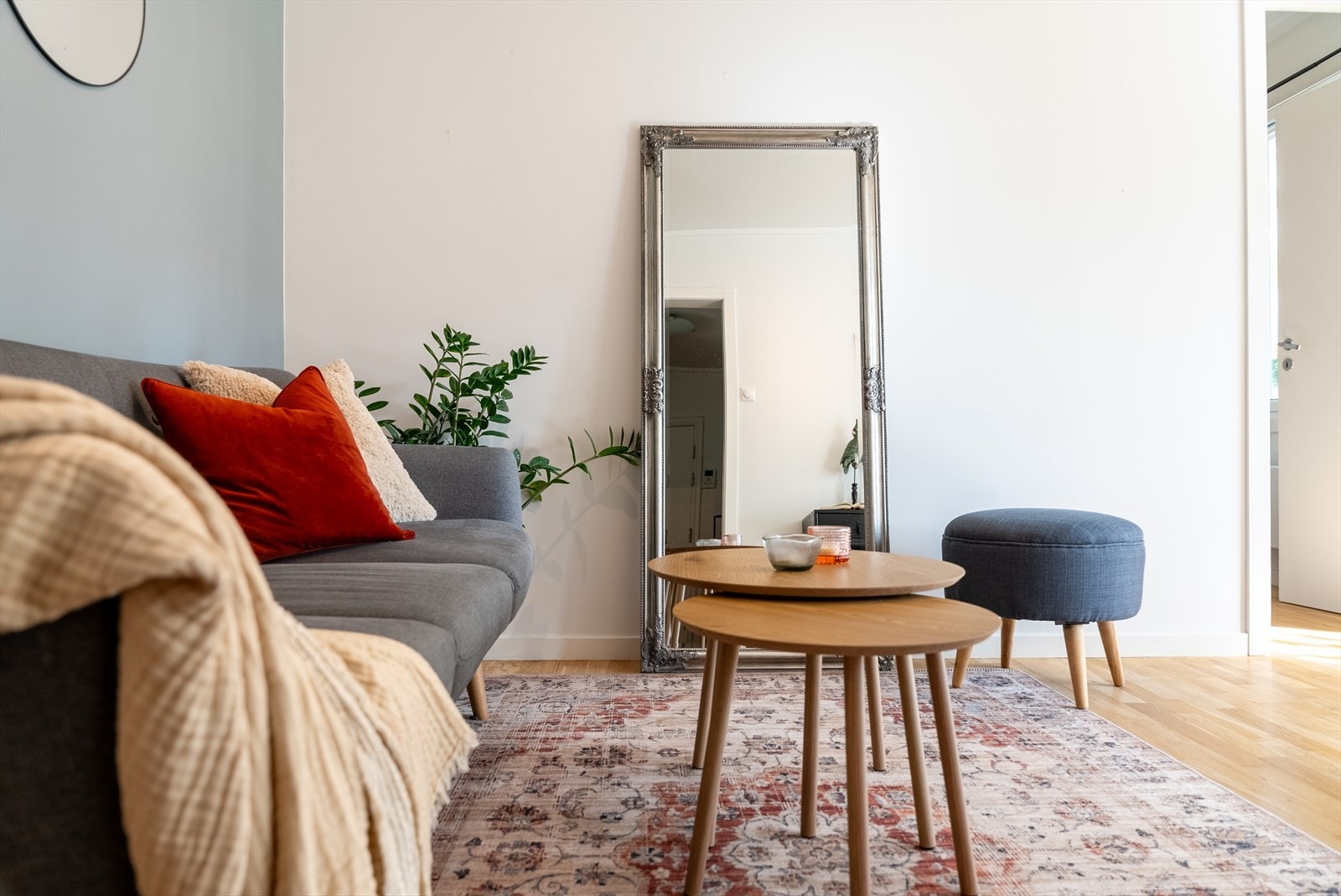 Et romslig og sosialt oppholdsrom med en naturlig soneinndeling til stue- og spisestueplass. Galleribilde