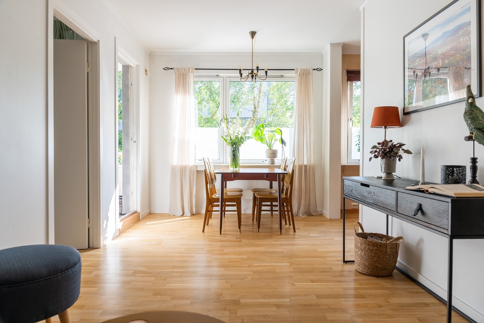 Mot kjøkkenet og vinduet er det plass til en spisegruppe. Galleribilde