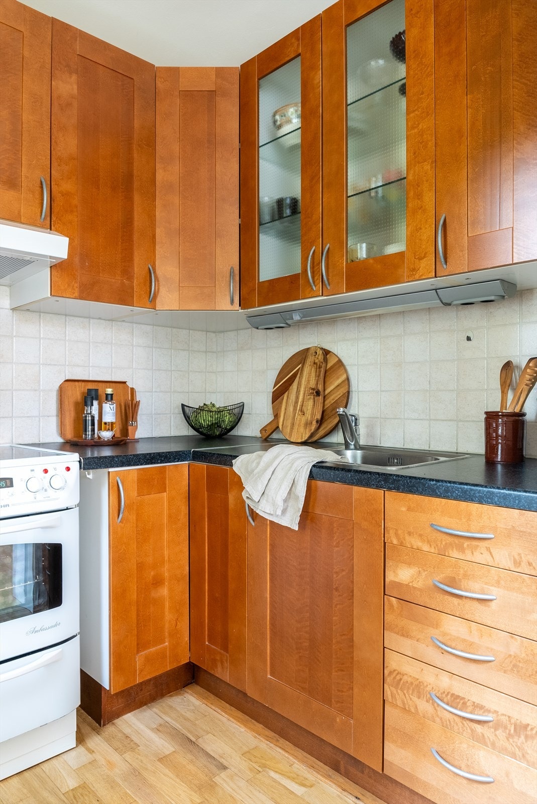 Kjøkkenet fra IKEA har integrert kjøle-/fryseskap og opplegg til komfyr. Galleribilde