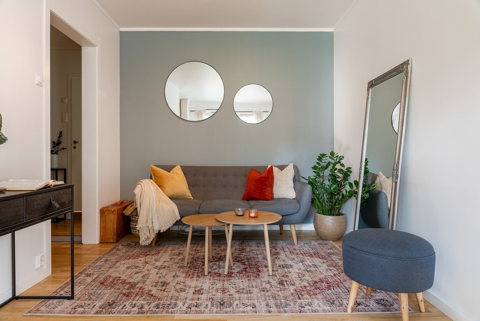 Stueområdet har plass til en sofa, lenestol, salongbord, konsollbord og tv. Galleribilde