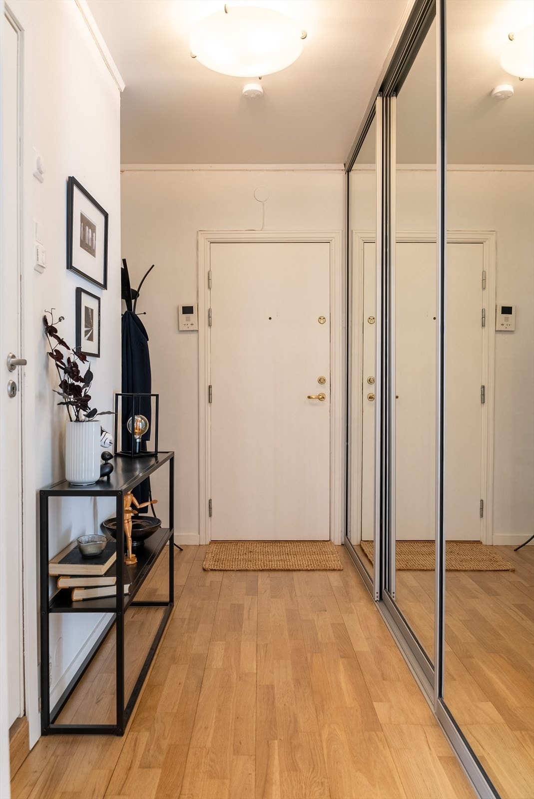 Velkommen inn! Her trer du inn i en praktisk entré med god plass til oppheng av yttertøy og sette fra seg sko. Galleribilde