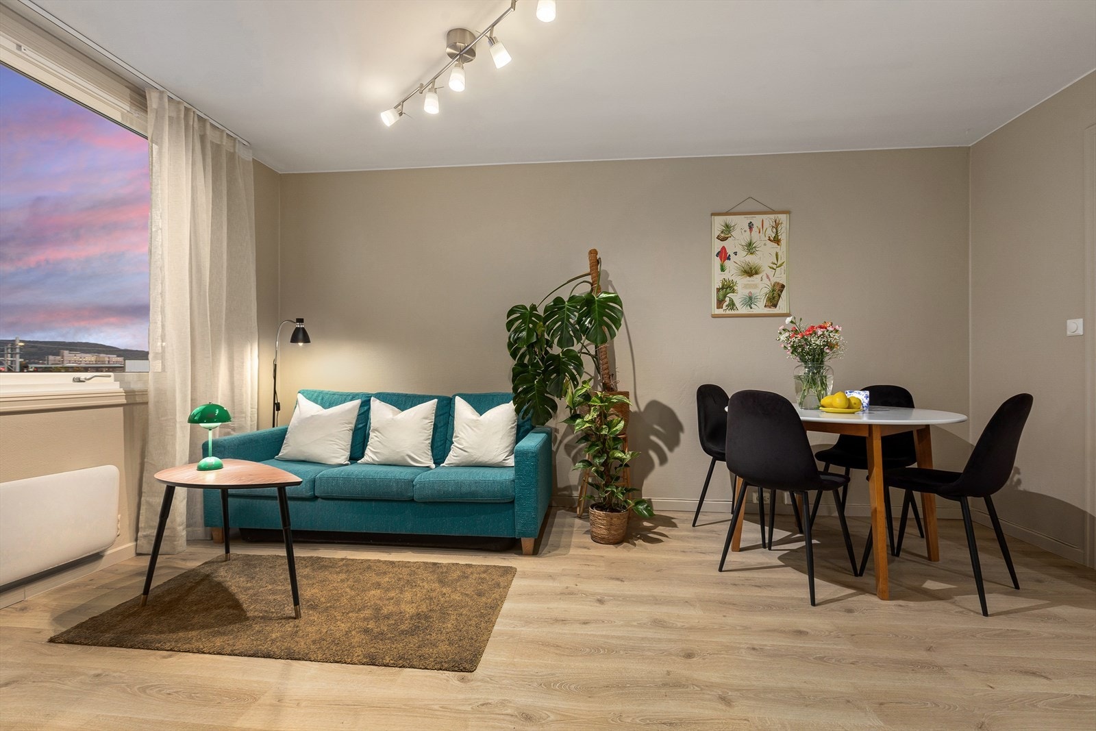 Svært arealeffektiv stue med plass til spisebord og sofakrok. Galleribilde