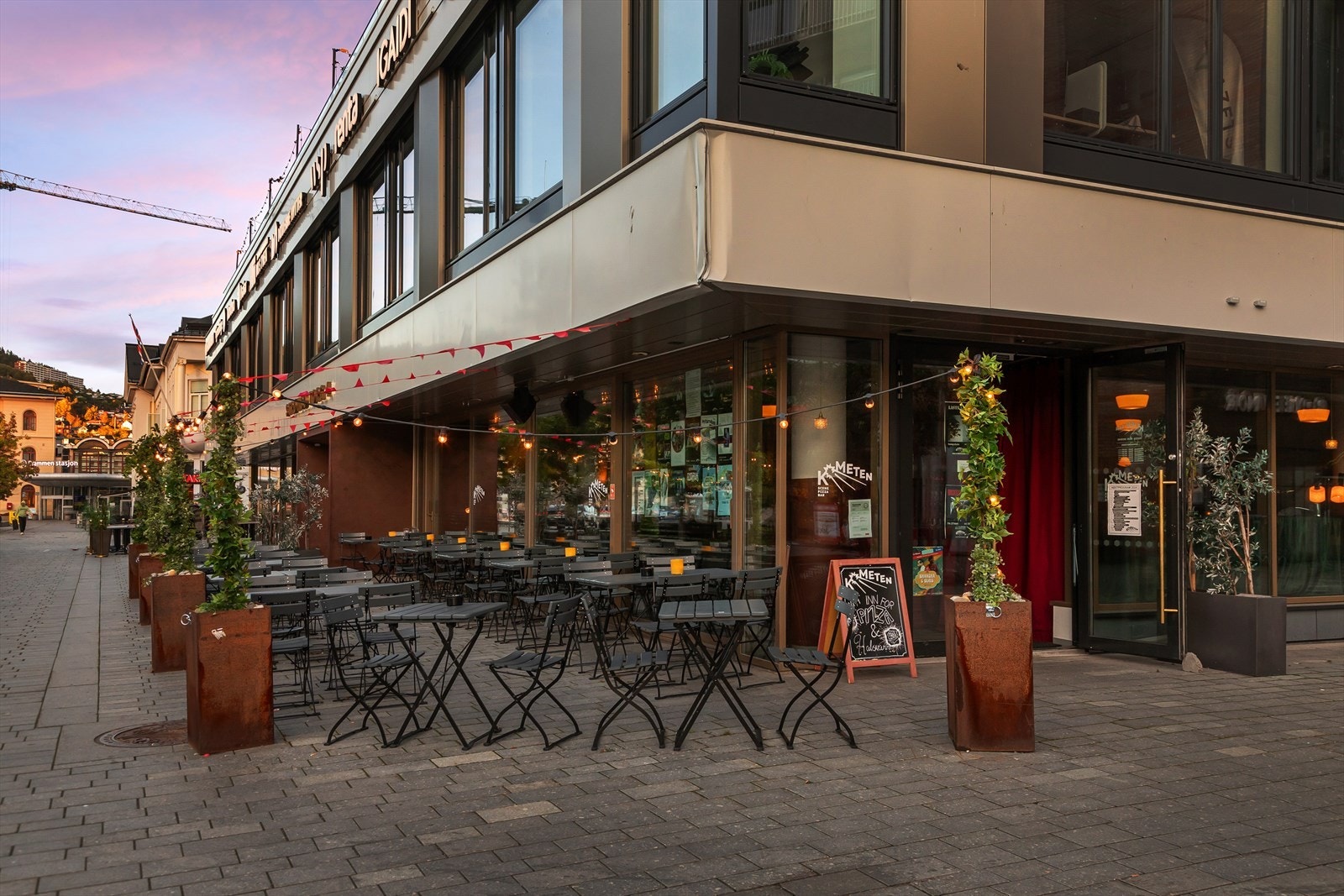 Nye Kometen med populær Pizza og flott takterrasse. Galleribilde