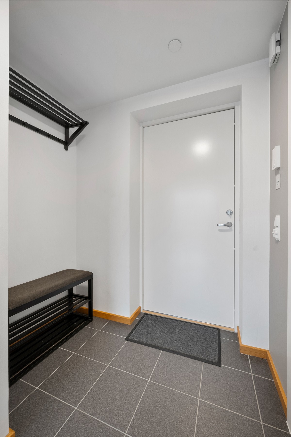 Her er det plass til yttertøy og sko. Galleribilde