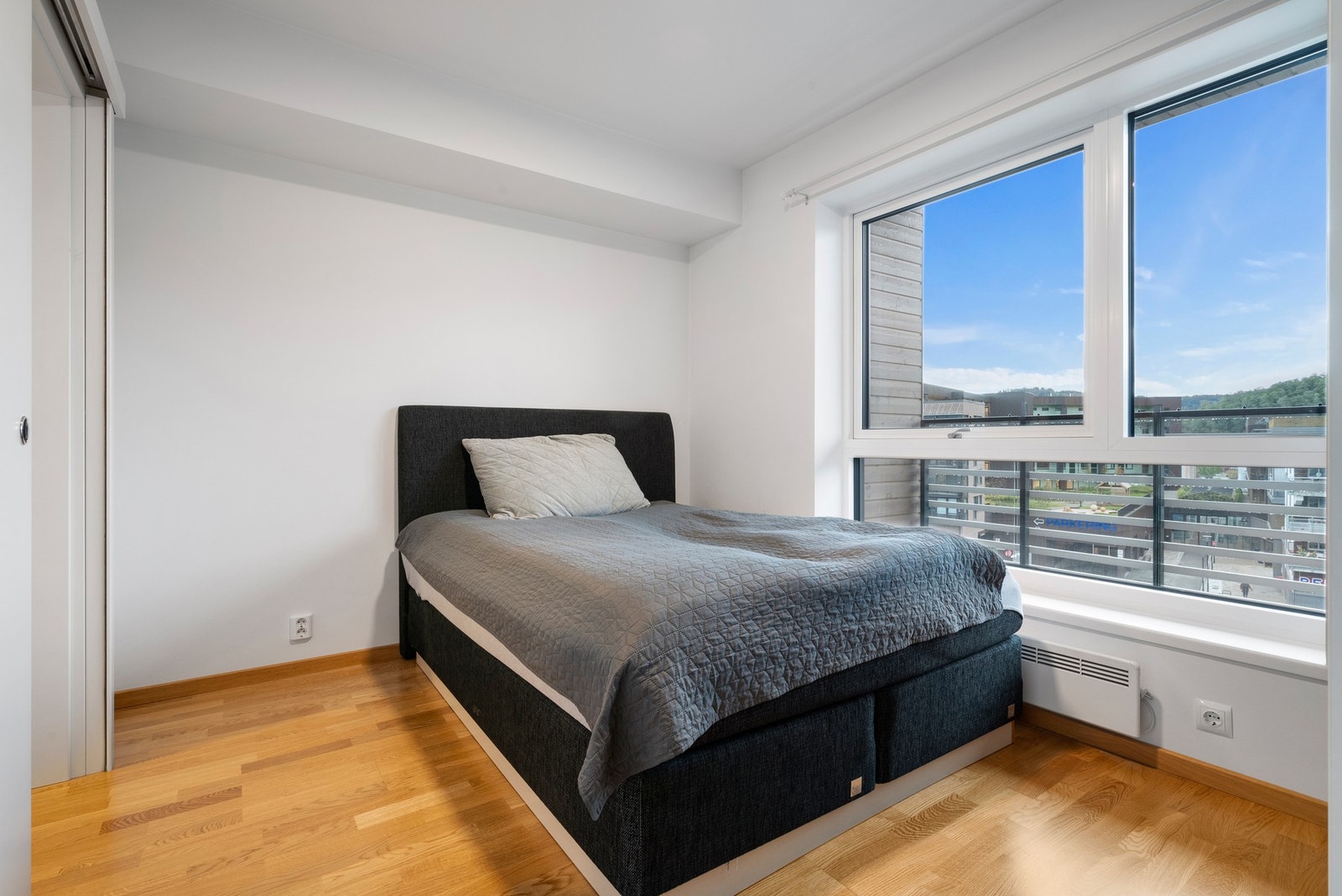 Soverommet er på 10m². Plass til dobbeltseng og nattbord. Galleribilde