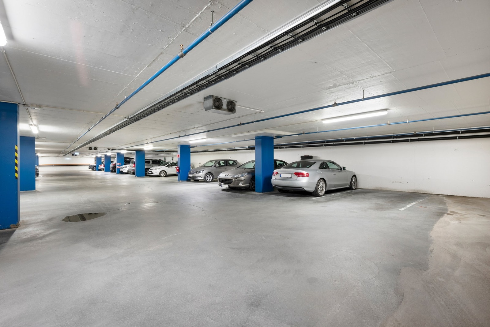 Det medfølger fast parkeringsplass og sportsbod i kjeller. Galleribilde