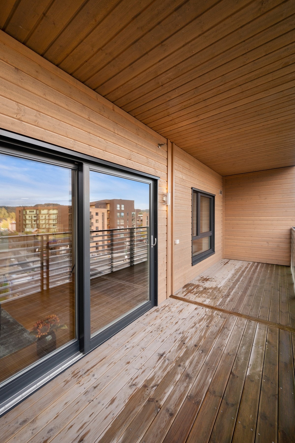 Her er det god plass til utemøbler og grill. Galleribilde