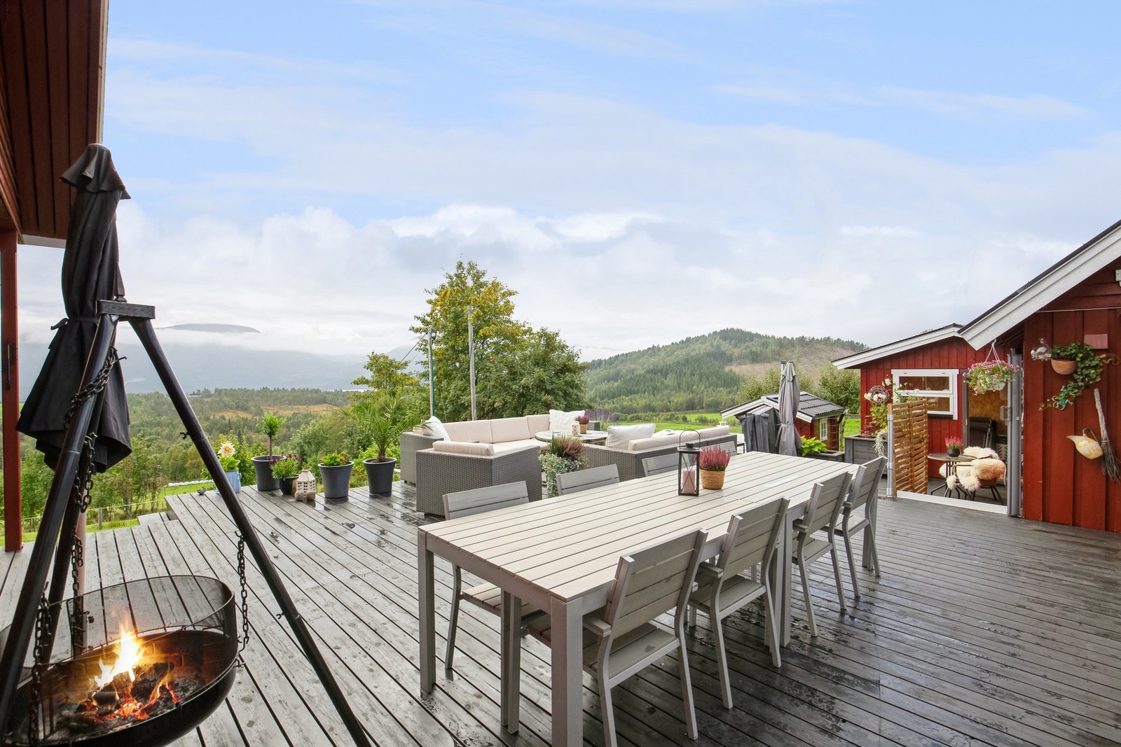 Eiendommens uteområde innbyr til trivsel! Galleribilde