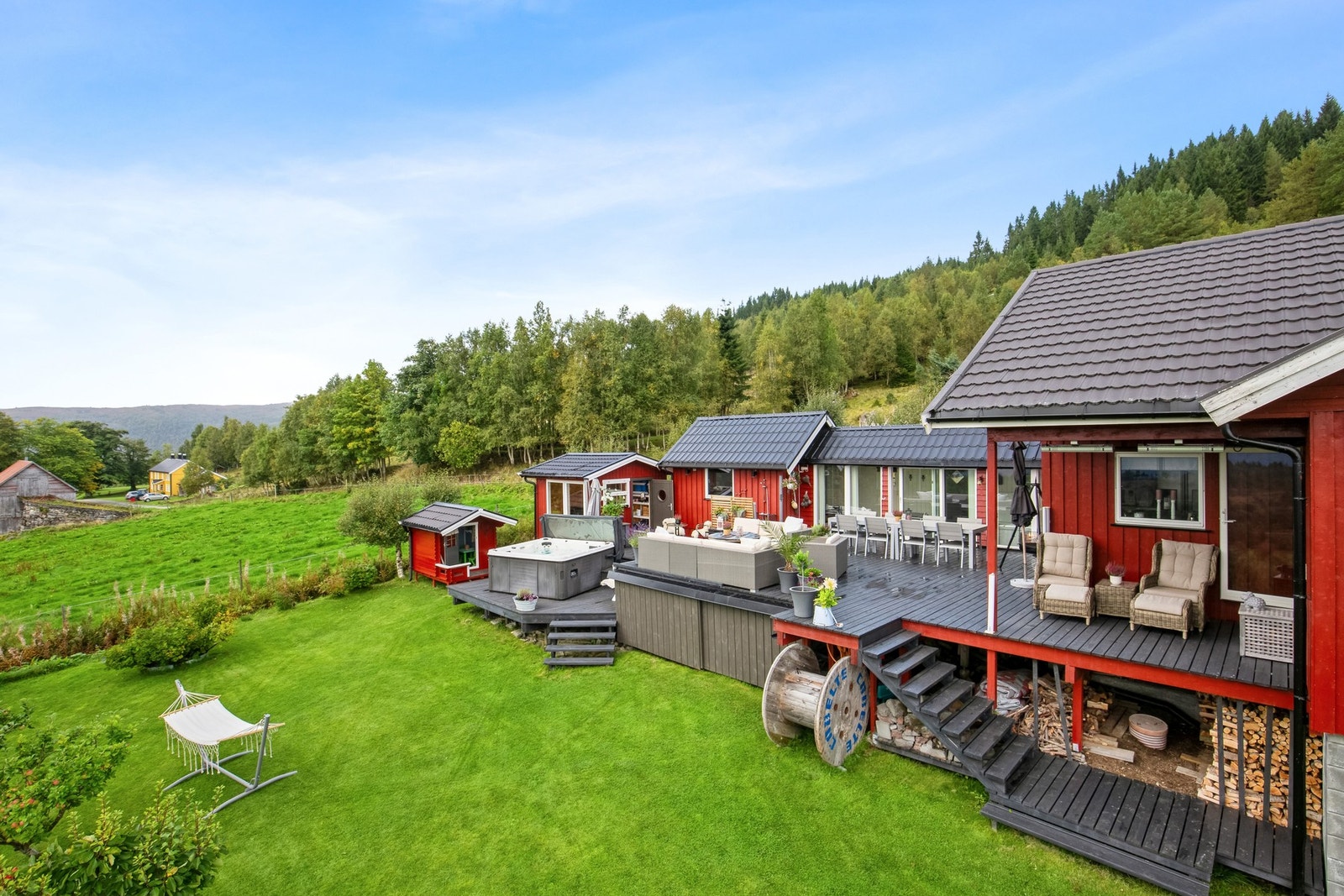 Meget innholdsrik fritidseiendom med flott uteareal Galleribilde