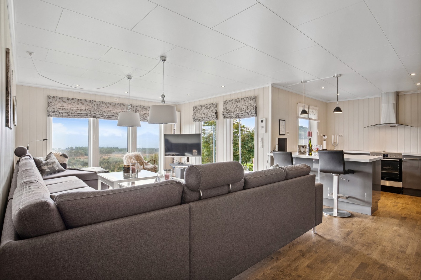 Stue i åpen løsning mot kjøkken Galleribilde