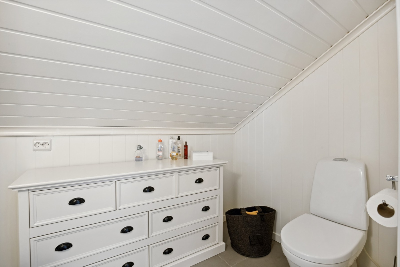 Toalettrom på loft Galleribilde