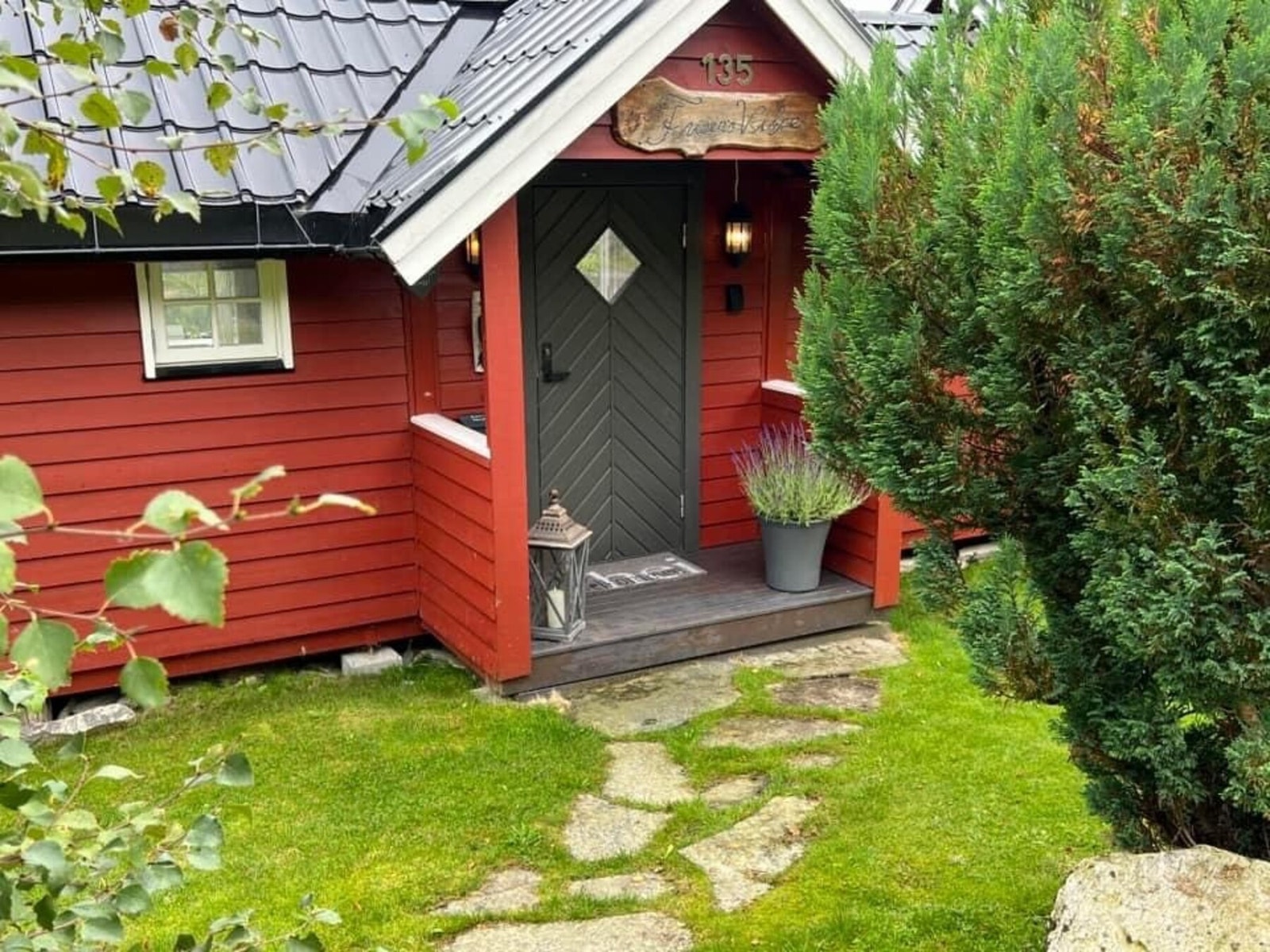 Bilde av overbygd inngangsparti (foto privat) Galleribilde