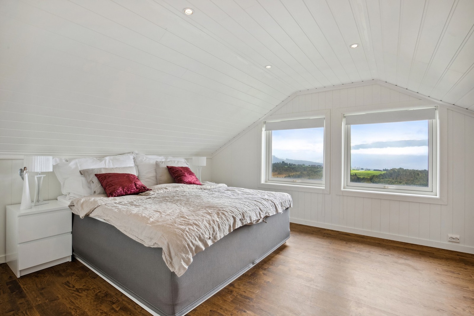 Romslig soverom med flott utsikt på loft ! Galleribilde