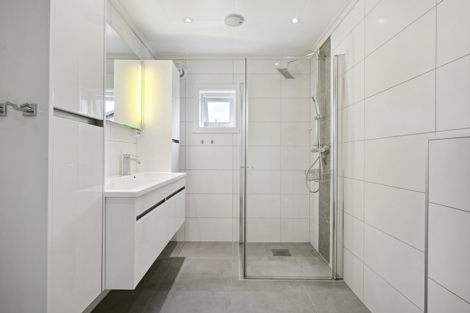 Flott bad med dusjnisje Galleribilde