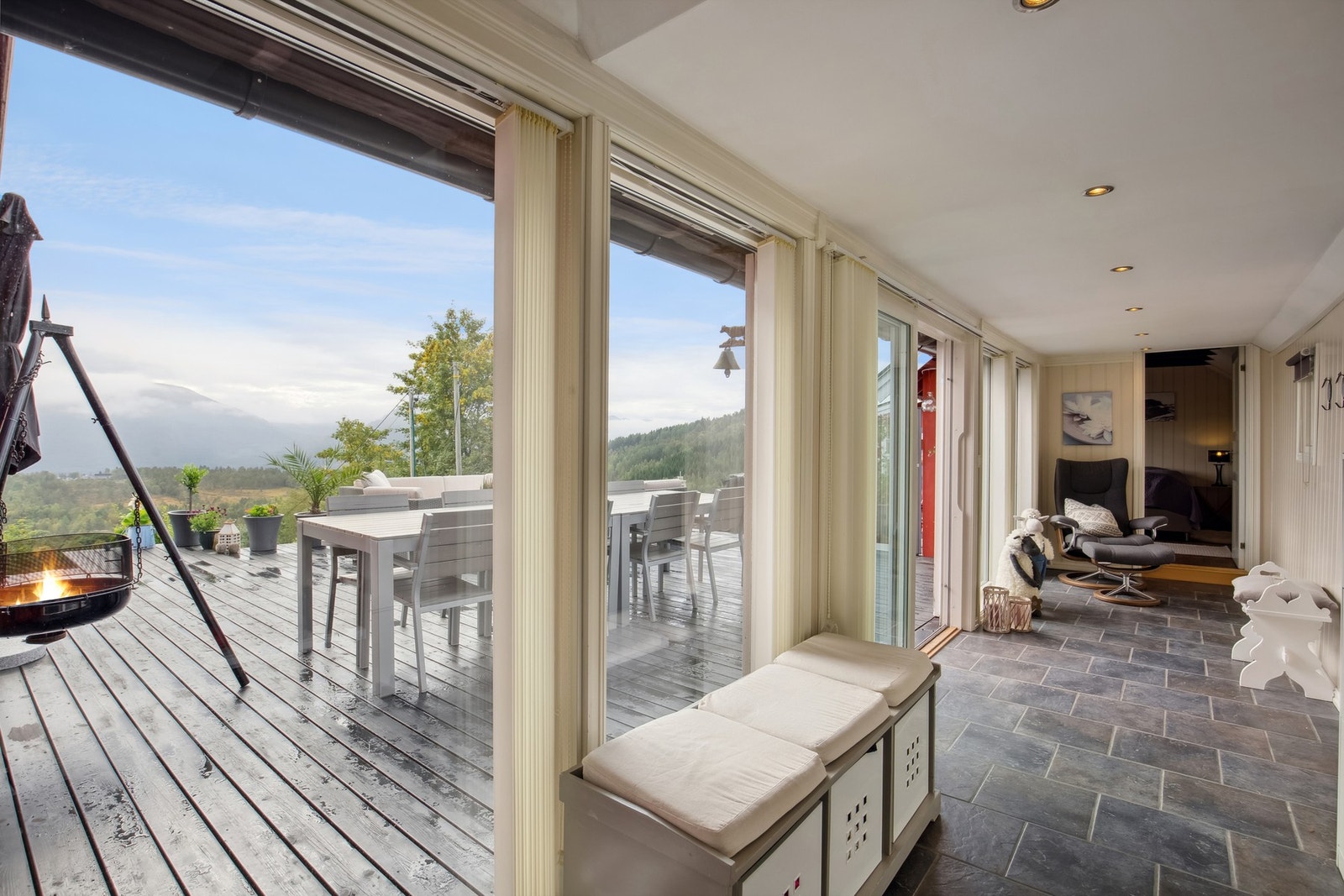 Bilde fra gang med skyvedør ut til uteområdet Galleribilde