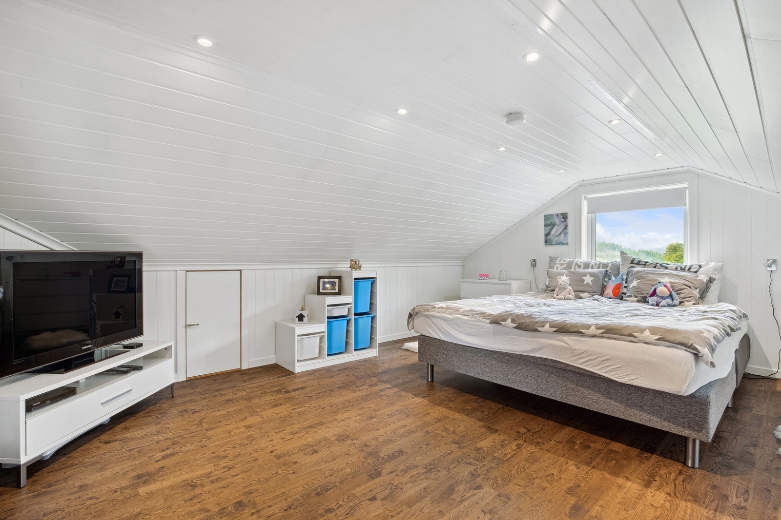 Romslig soverom på loft Galleribilde