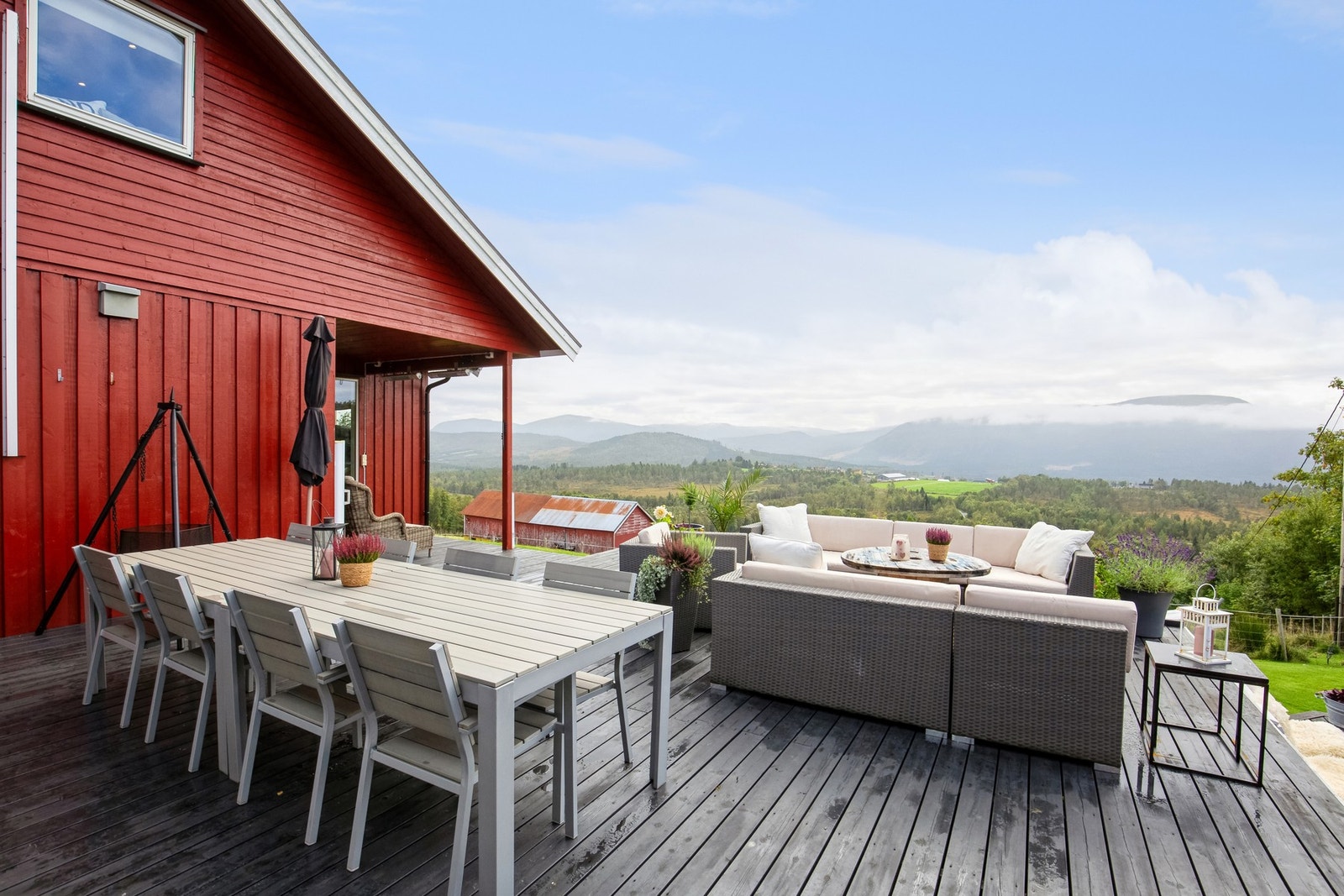 Eiendommen har gode uteområder fordelt over flere soner Galleribilde