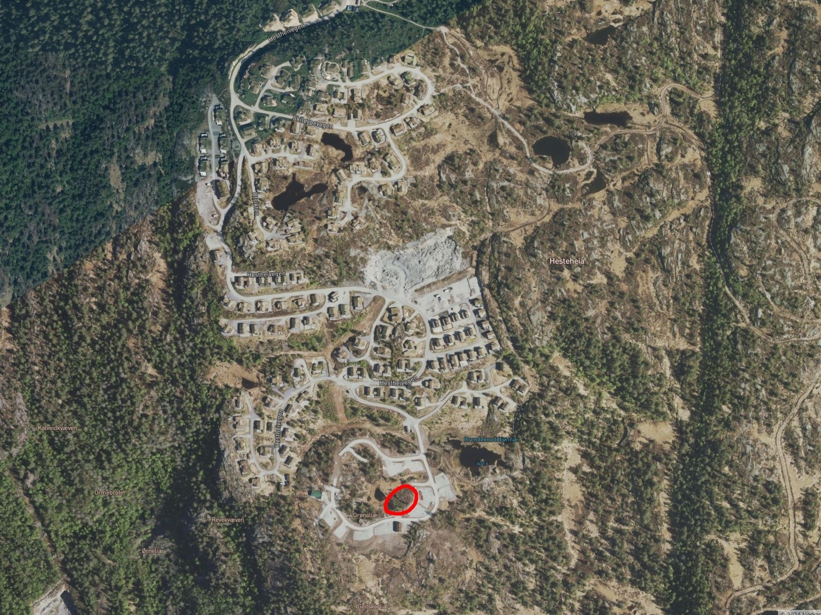 Området har flott fjellutsikt fra øst til vest med gode solforhold fra morgen til kveld Galleribilde