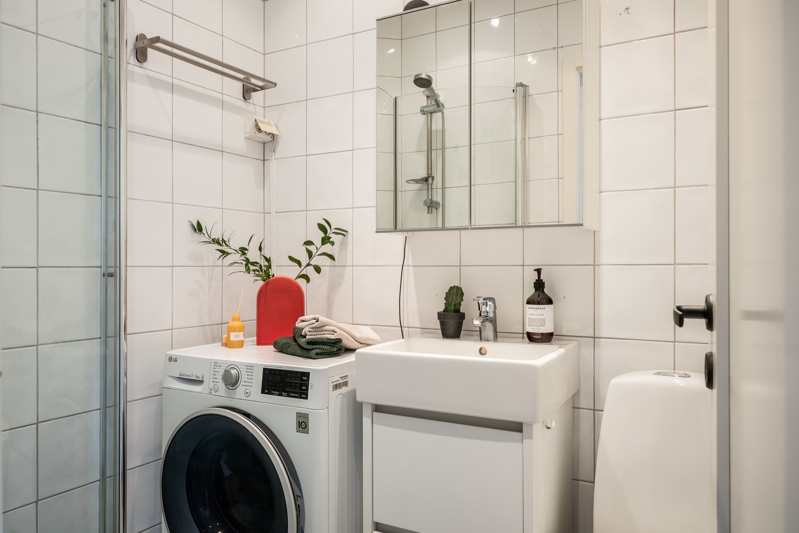 Badet ble ifølge tidligere salgsoppgave oppgradert i regi av sameiet i 2006. Elektrisk gulvvarme, med ny termostat. Opplegg for vaskemaskin. Galleribilde