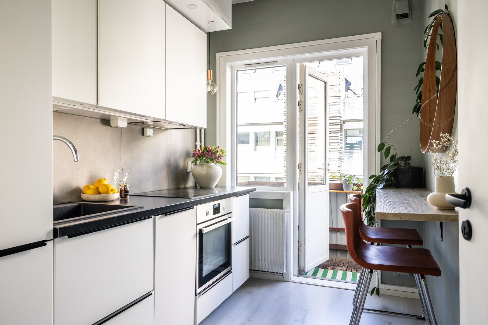 Stilrent ikea kjøkken fra 2017 med slette hvite fronter og funksjonelt design. Galleribilde