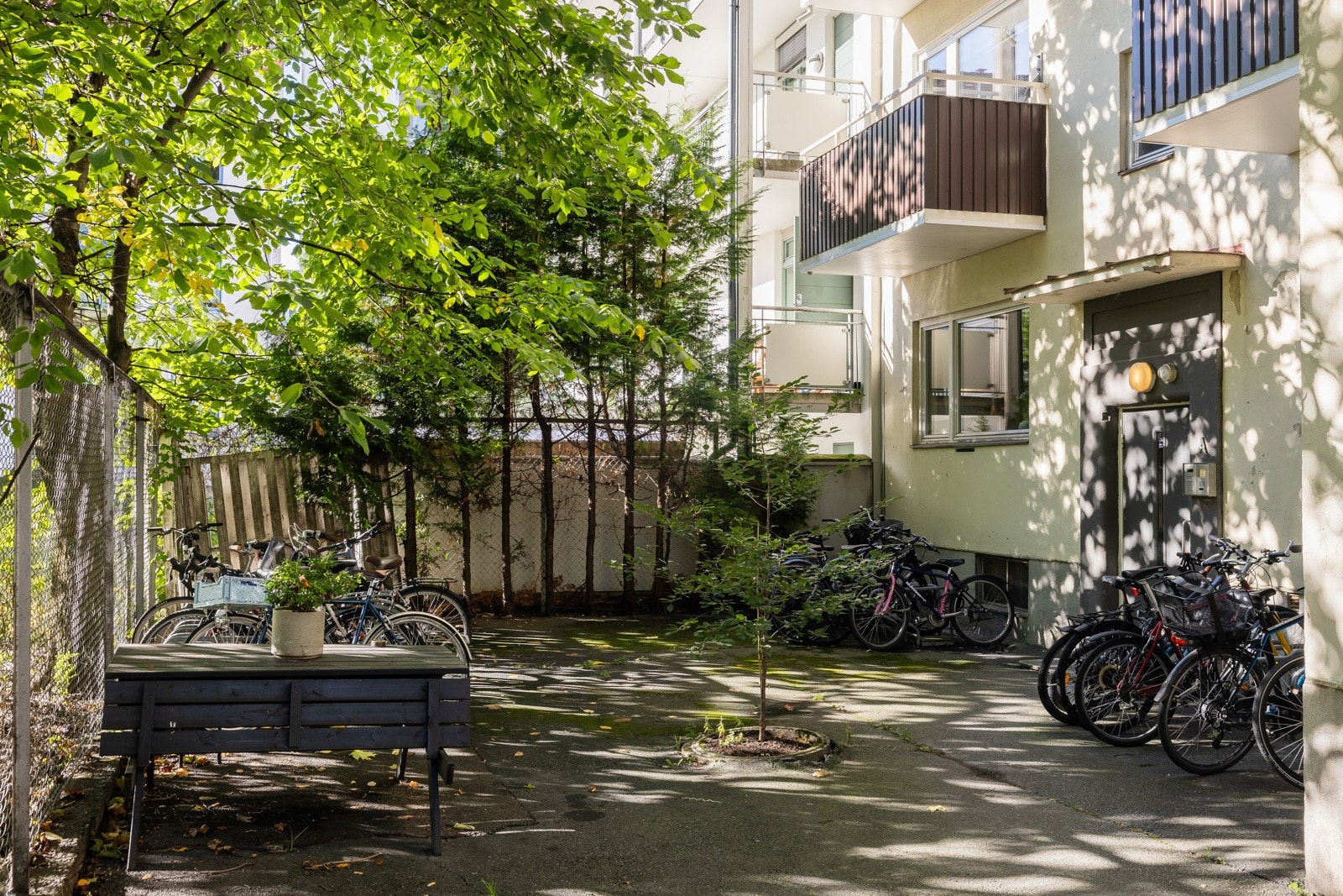 Sykkelparkeringen i bakgård. Galleribilde