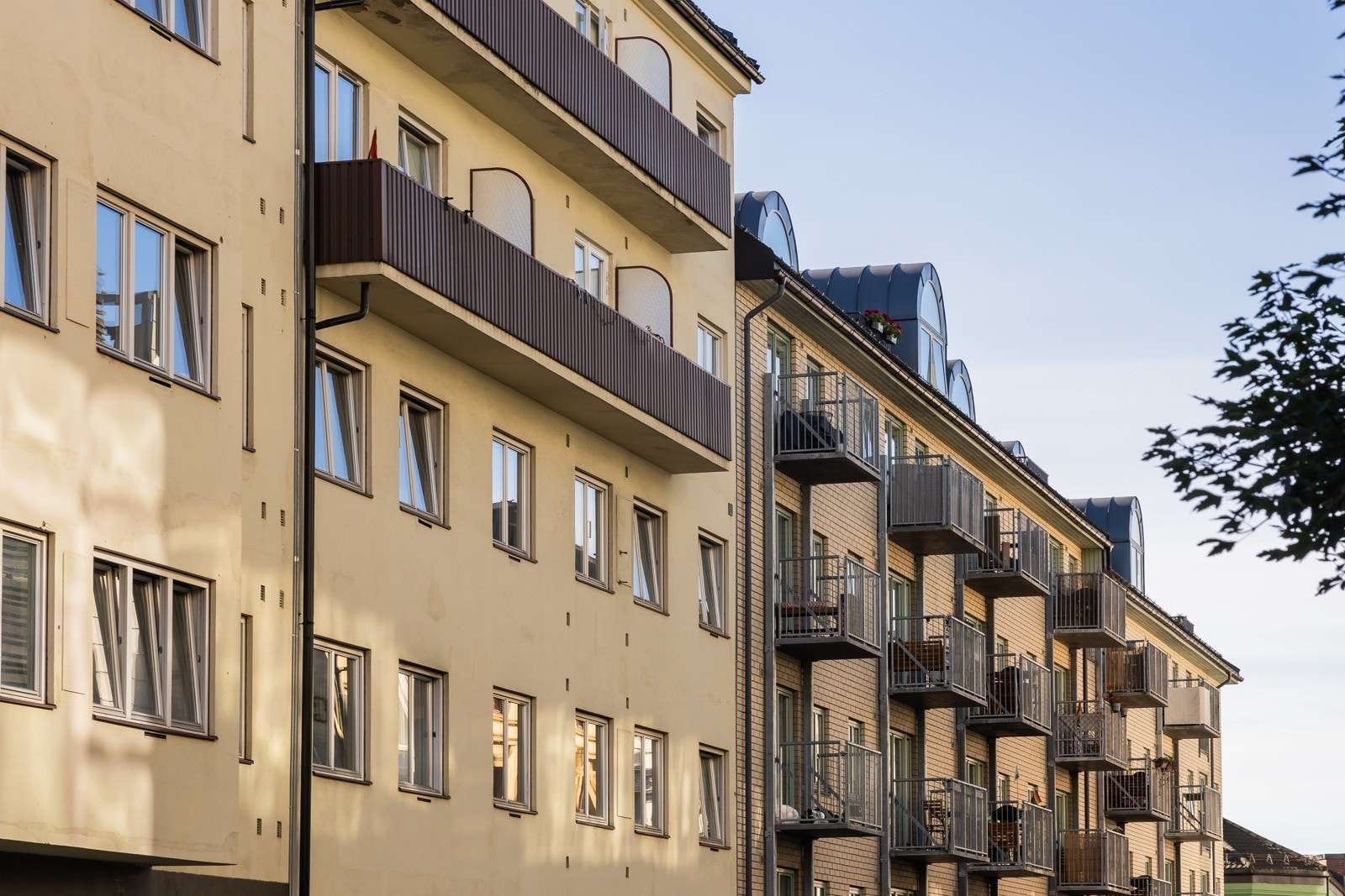 Boligen ligger i et meget populært og sentralt boligområde mellom nedre Torshov og øvre Grünerløkka i Oslo. Selv om beliggenheten er svært sentral, bor du også tilbaketrukket med Akerselva og nydelige grøntområder rett utenfor døren. Galleribilde