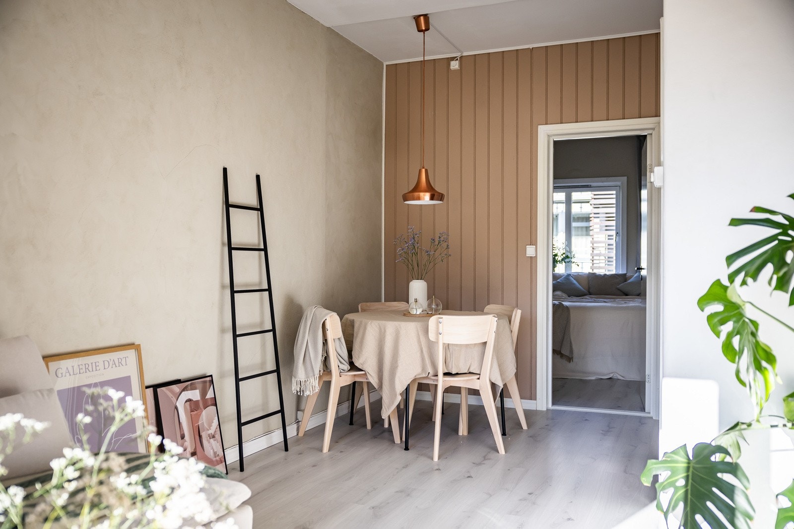 Den opprinnelige veggen mellom stue og soverom er flyttet for å maksimere romfølelsen og gi mer plass til stuesone. Galleribilde