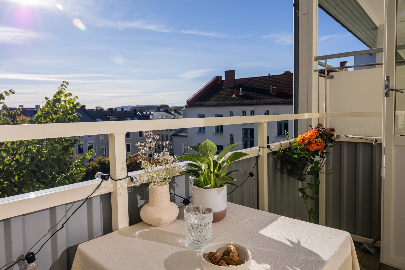Plass til sittegruppe. Gass- og elektrisk grill er tillatt. Galleribilde