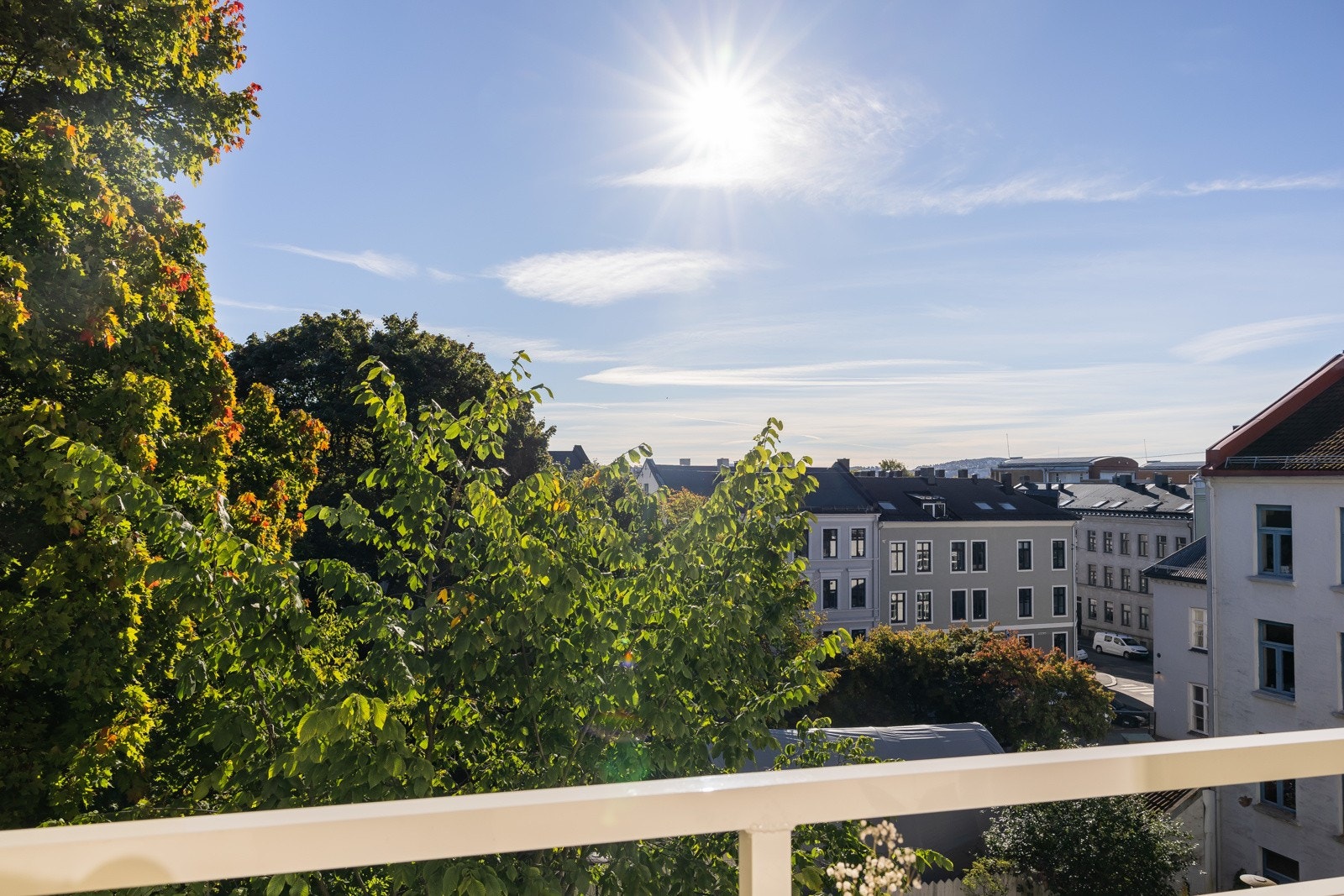 Utgang til balkong fra 2022, vendt mot bakgård og Rollparken. Galleribilde
