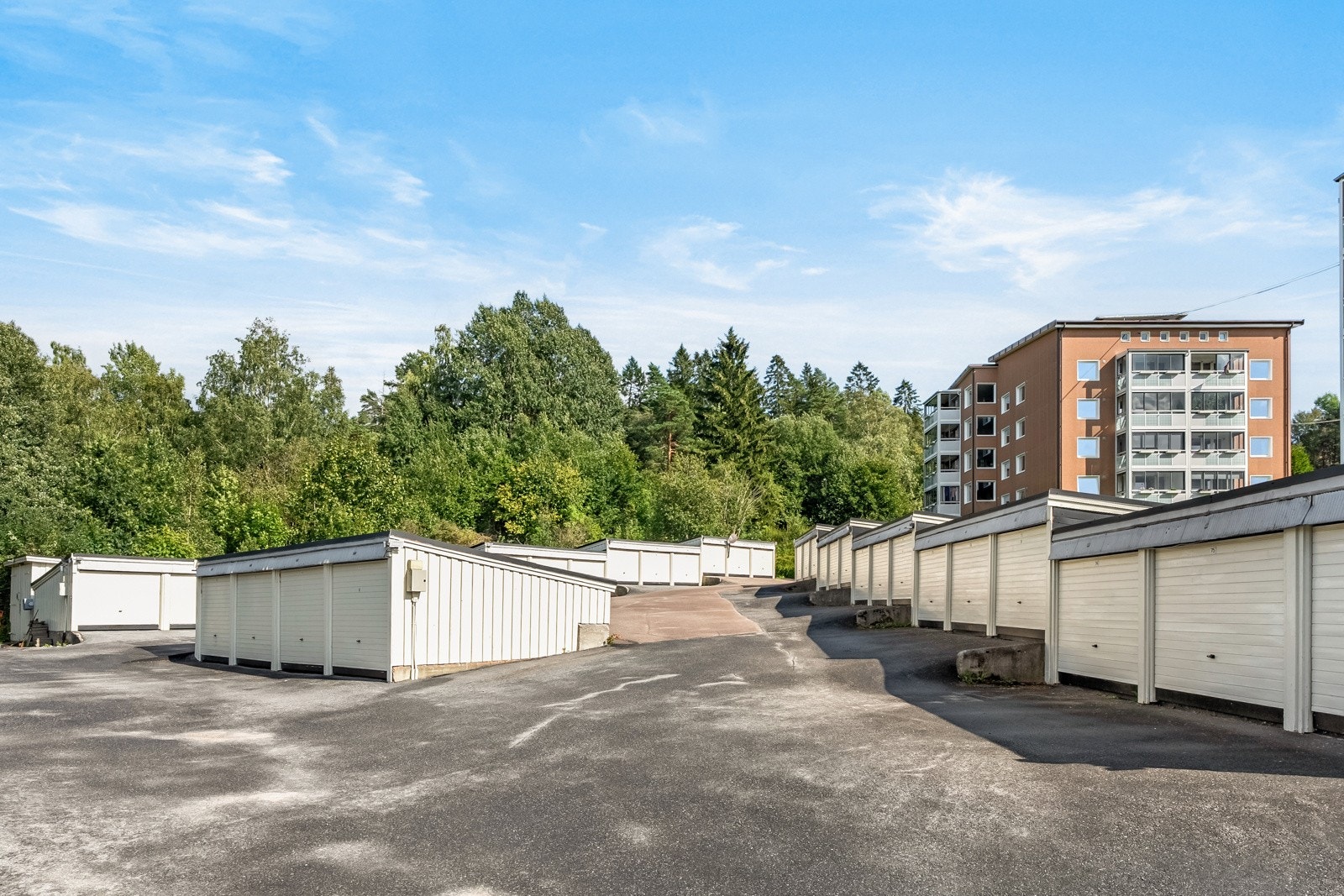 Borettslaget har to garasjeanlegg med totalt 73 garasjer og 148 parkeringsplasser for utleie Galleribilde