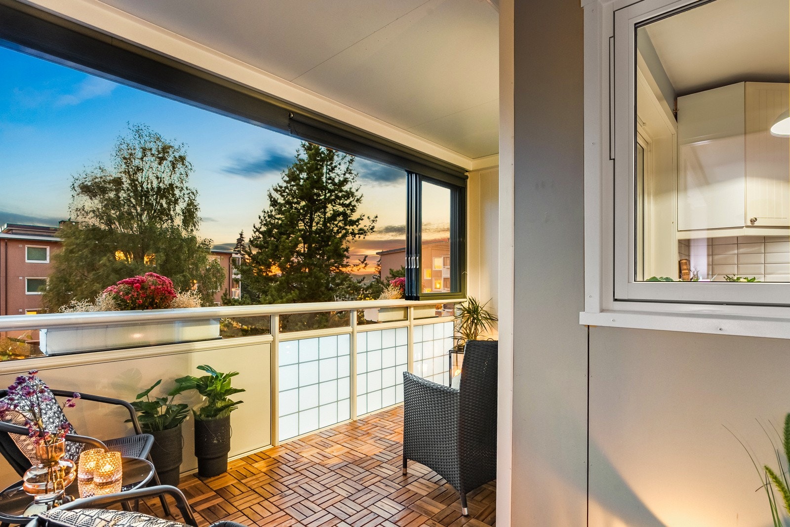 Balkongen har utmerkede solforhold, innglassing som kan skyves til side og god plass til flere komfortable møbler Galleribilde