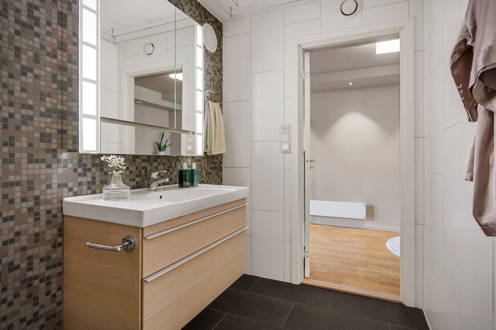 - Badet har behagelig varme i gulvet - Galleribilde