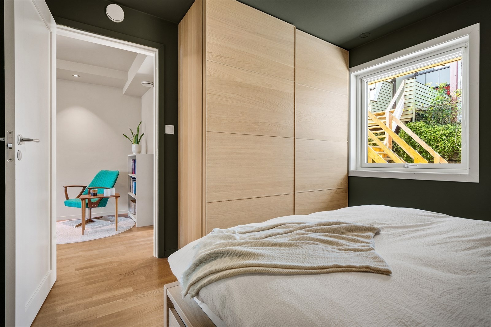 - Her har du rikelig med plass til garderobe, dobbelseng og ønsket møblement - Galleribilde
