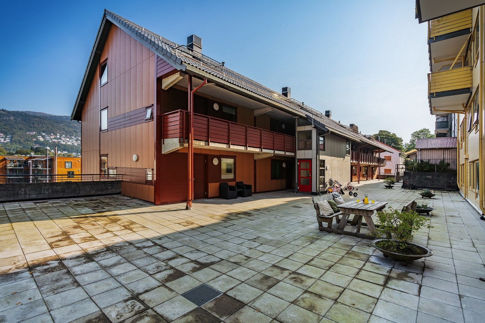 - Fasaden ble renovert og vinduene ble byttet i 2019, utført av borettslaget - Galleribilde
