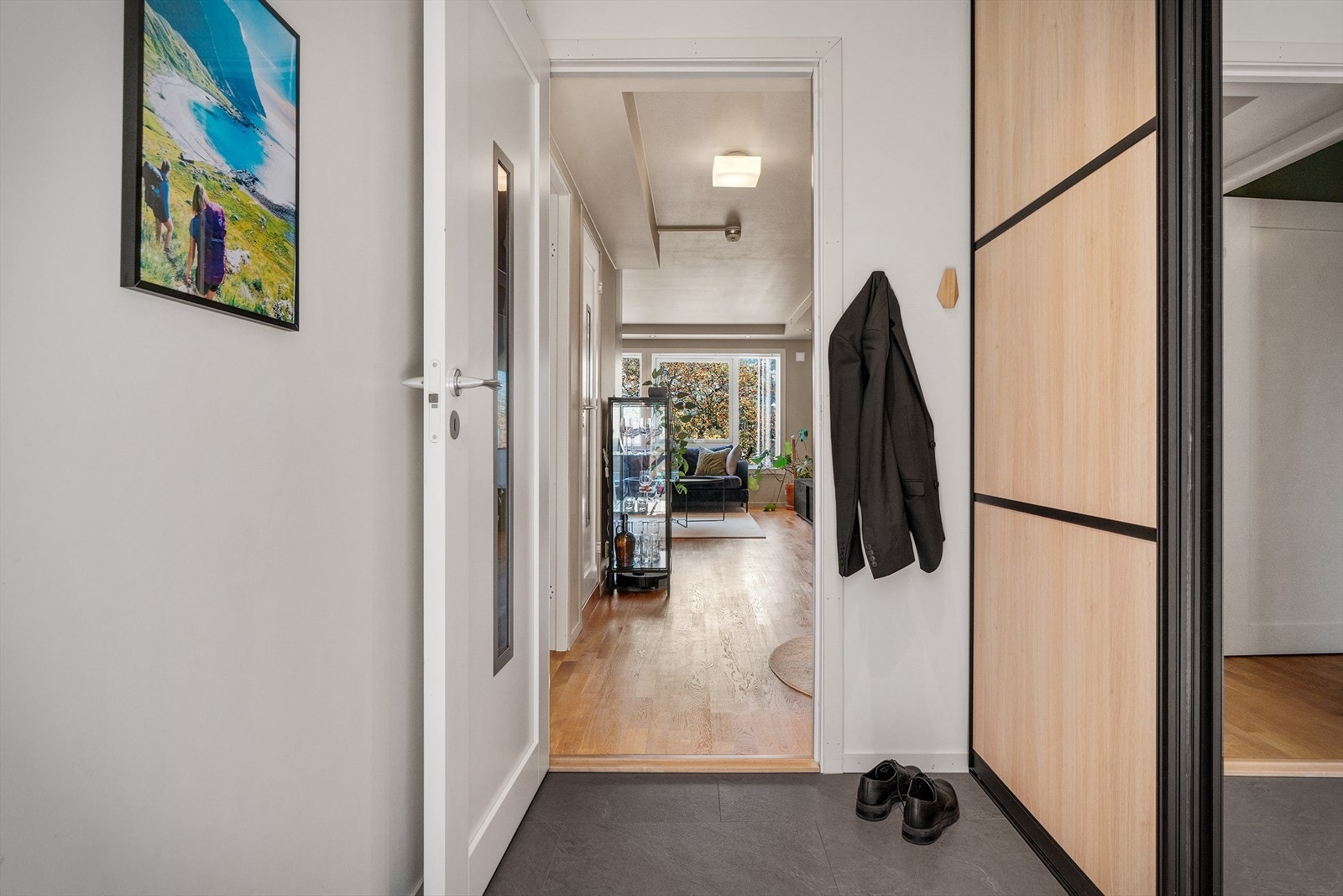 - Innbydende entré på 4,2 m², med god plass til å henge fra seg yttertøy i garderoben - Galleribilde