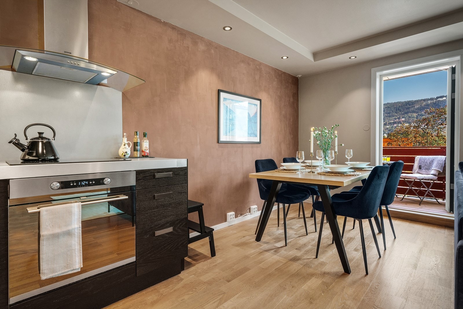 - Her er det god plass til langbord hvor man kan invitere familie og venner til hyggelige middager - Galleribilde