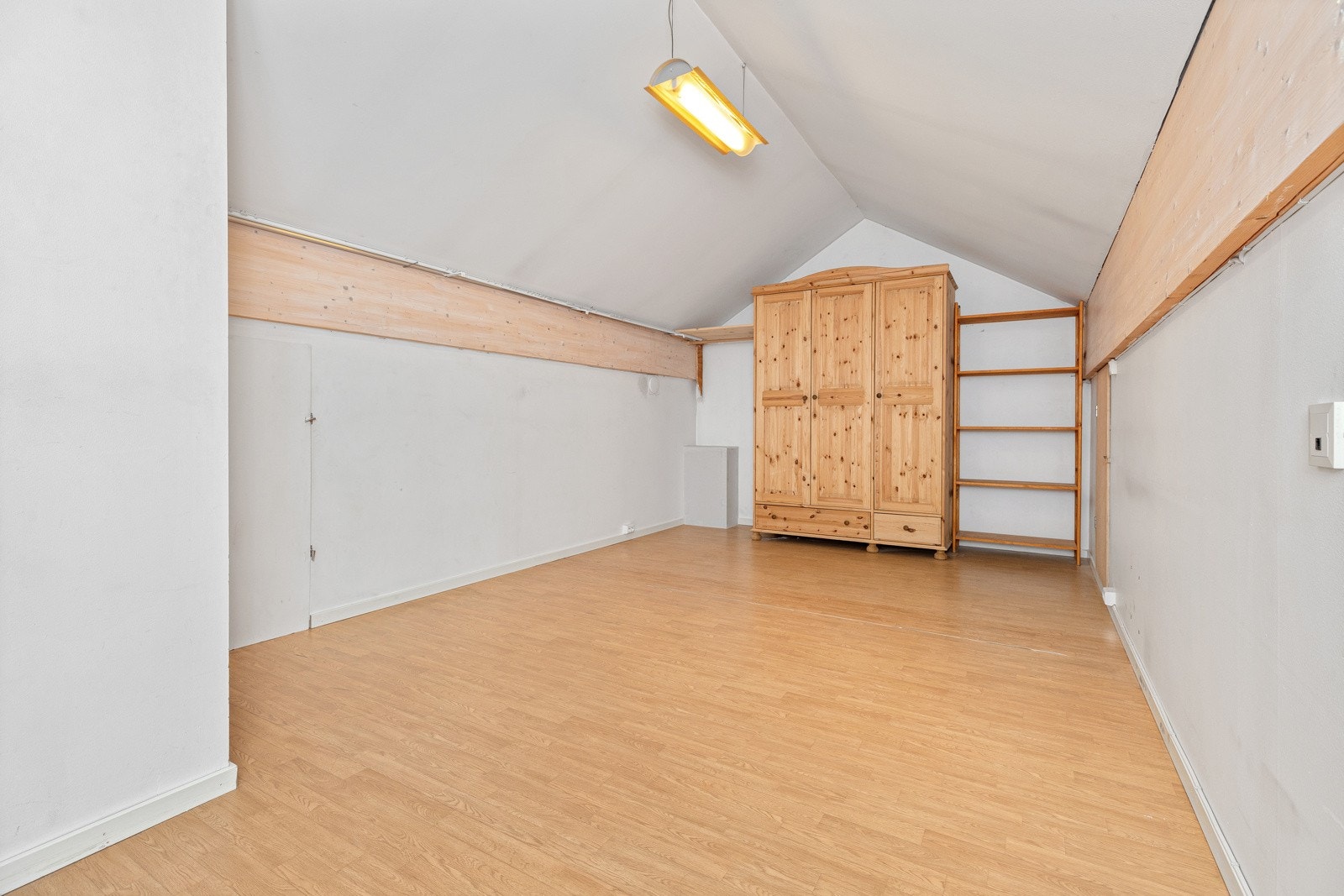 Romslig bod med mer lagringsplass bak knevegger. Galleribilde