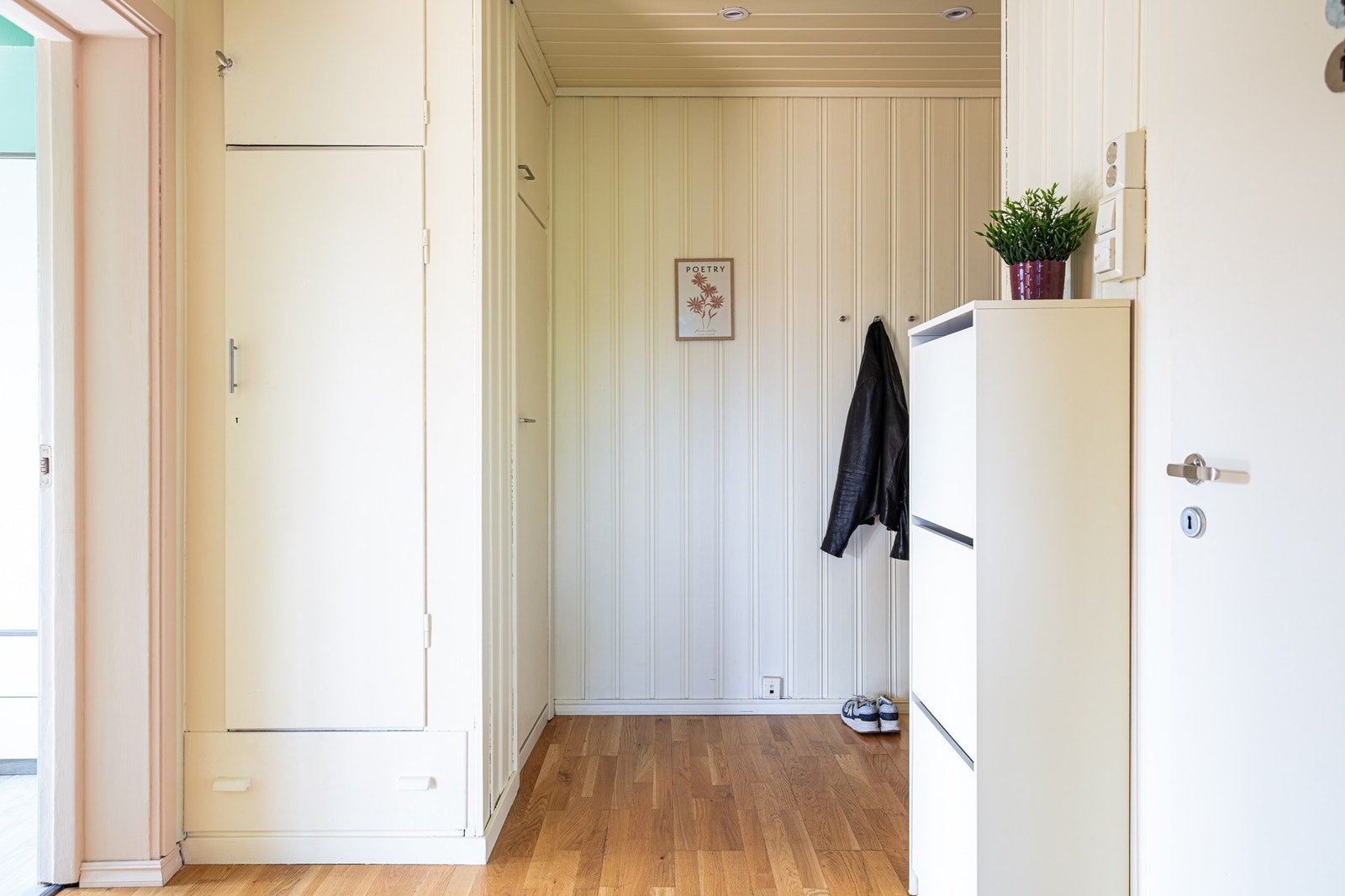 Entré med plassbygd garderobeskap med plass til jakkeoppheng og yttertøy. Galleribilde