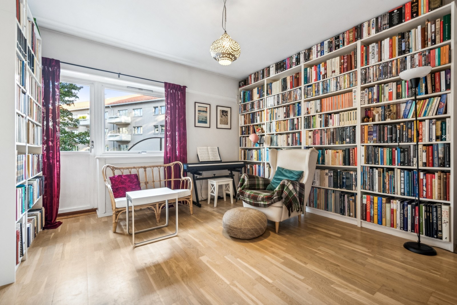 Romslig stue det er lett å møblere Galleribilde