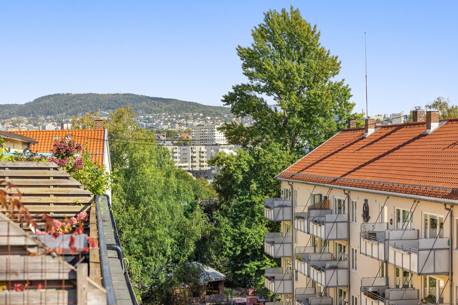 Hyggelig utsyn fra takterrasse Galleribilde
