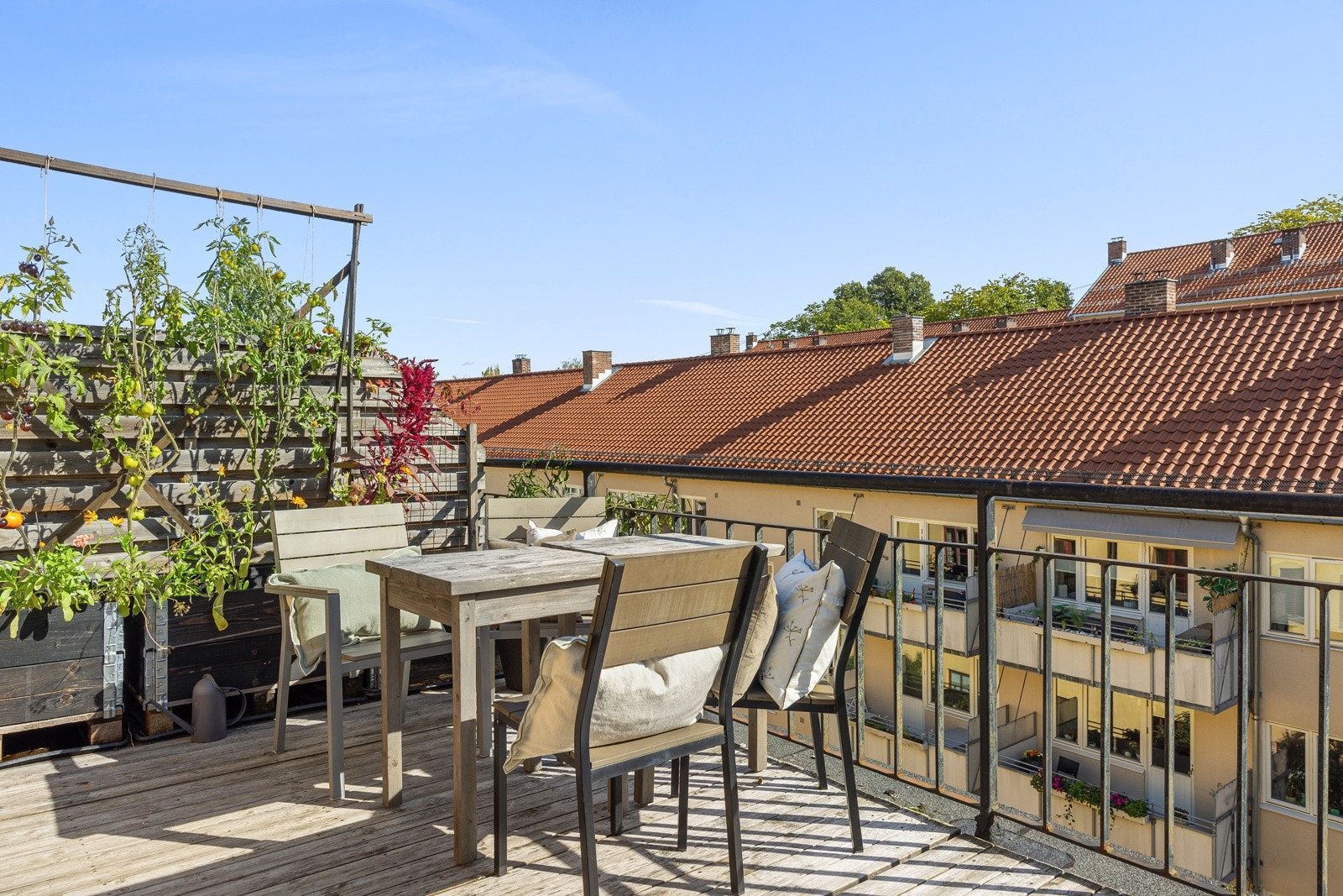 Oppgangen har to fine og solrike takterrasser i øverste etasje til bruk for beboerne, tilknyttet egen facebookgruppe Galleribilde