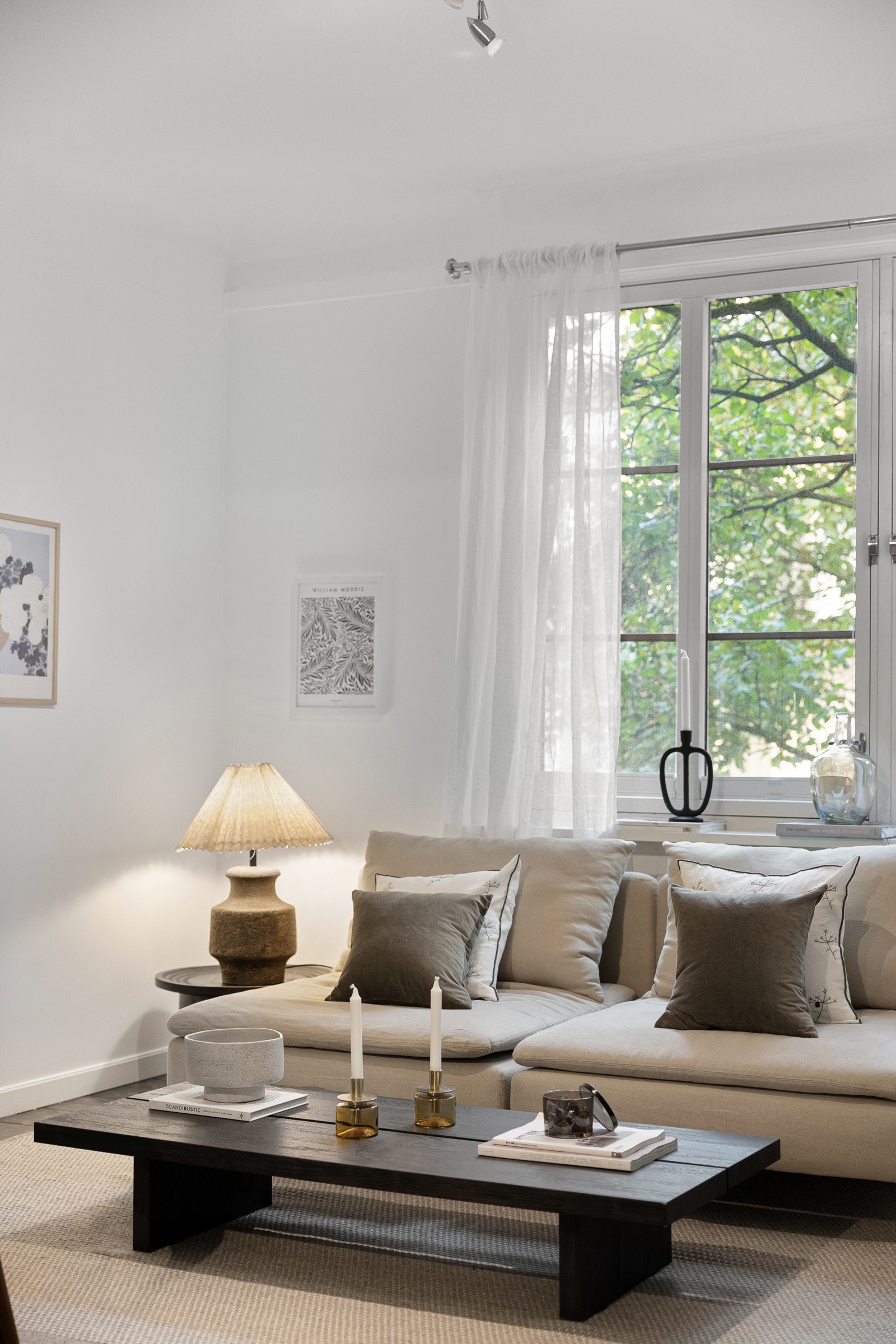 Lys og romslig stue med stort vindu som slipper inn godt med dagslys. Stuen vender ut mot rolig sidegate og er godt skjermet for direkte innsyn Galleribilde